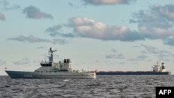 在卡特加海峽，一艘丹麥海軍巡邏艇監視附近的中國散裝貨船“伊鵬3號”。 （2024年11月20日）