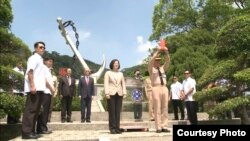 台灣總統蔡英文6日前往海軍總部視察，並為“新海軍啟航”紀念碑揭碑，宣稱其海軍邁入新時代。 （台總統府網站）