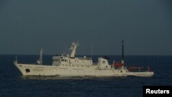 日本海岸警衛隊發放的照片顯示，在釣魚島西北約 28 公里海域處的一艘中國海監船