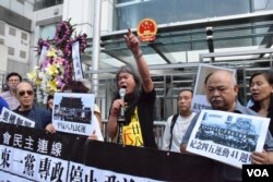 社民連立法會議員梁國雄(舉手者)。（美國之音湯惠芸攝）