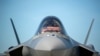 美國空軍一名F-35戰機飛行員在佛蒙特州的一個國民衛隊基地做好了起飛的準備。