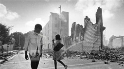 图为迈阿密卡尔默地区的废墟。此前四名警察被控1979年殴打黑人摩托车司机亚瑟·麦克达菲(Arthur McDuffie)致死，引发骚乱。（1980年5月19日）(美联社摄影)