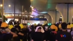 香港警方在中區警署對開施放催淚彈驅散示威者