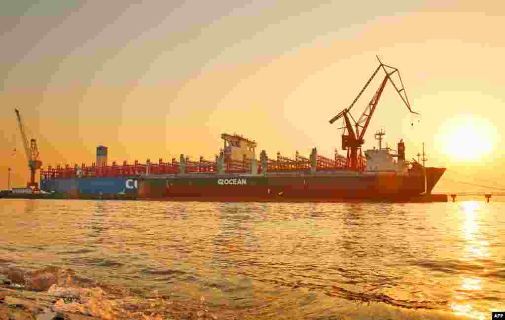 2018年1月16日，中国江苏省南通，一艘中国制造的2万“20英尺标准集装箱”货轮。