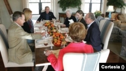 El 24 de noviembre de 2004, el presidente George W. Bush y la primera dama Laura Bush comparten con el rey Juan Carlos de España un almuerzo al estilo de Acción de Gracias en su rancho de Crawford, Texas. (Foto de la Biblioteca Presidencial George W. Bush