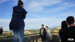  中國遊客受日本動畫大師宮崎駿的影響愛上了意大利的白露裡治奧古城。宮崎駿的奧斯卡得獎電影《天空之城》就是用這裡做的背景。（美國之音德特默拍攝） 