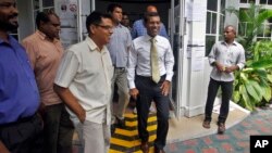 馬爾代夫前總統納希德(中)11月10日對媒體發表講話後離開