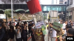 香港金融街头4月1日出现硕大“铭记八九六四酒瓶”道具 （美国之音记者申华拍摄）