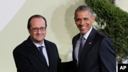 聯合國氣候峰會的東道主法國總統奧朗德(左)與到達出席峰會的美國總統奧巴馬(右)握手