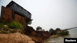 柬埔寨幹丹省湄公河邊因土壤流失而倒塌的一所房屋。 (資料圖片）