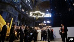 教宗方濟各星期六訪問伊斯坦布爾﹐參觀一間後來成為博物館的拜占廷時期聖索菲亞大教堂改成的清真寺。