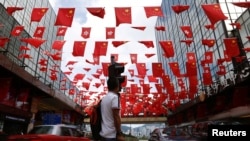 香港主權移交中國20週年之際香港街道上空的中國國旗與香港特區旗幟。（2017年6月27日）