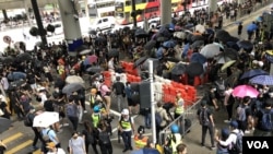 數以千計示威者參與”香港國際機場交通壓力測試”行動，一度堵塞機場巴士總站。 (2019年9月1日）