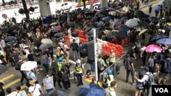 數以千計示威者參與”9-1香港國際機場交通壓力測試”行動，一度堵塞機場巴士總站。(攝影: 美國之音湯惠芸）