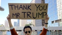 香港市民陳先生高舉標語，感謝美國總統特朗普簽署《香港人權與民主法案》。(攝影: 美國之音湯惠芸）