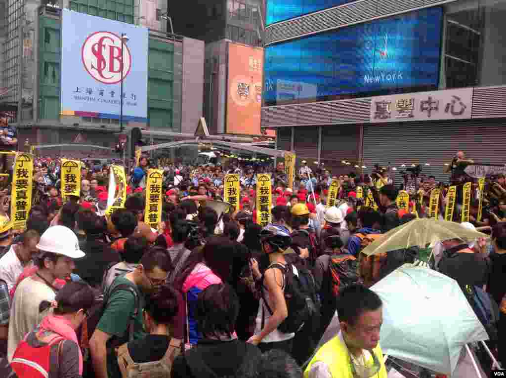 香港警方星期三上午展开强行清场行动（美国之音海彦 拍摄)。