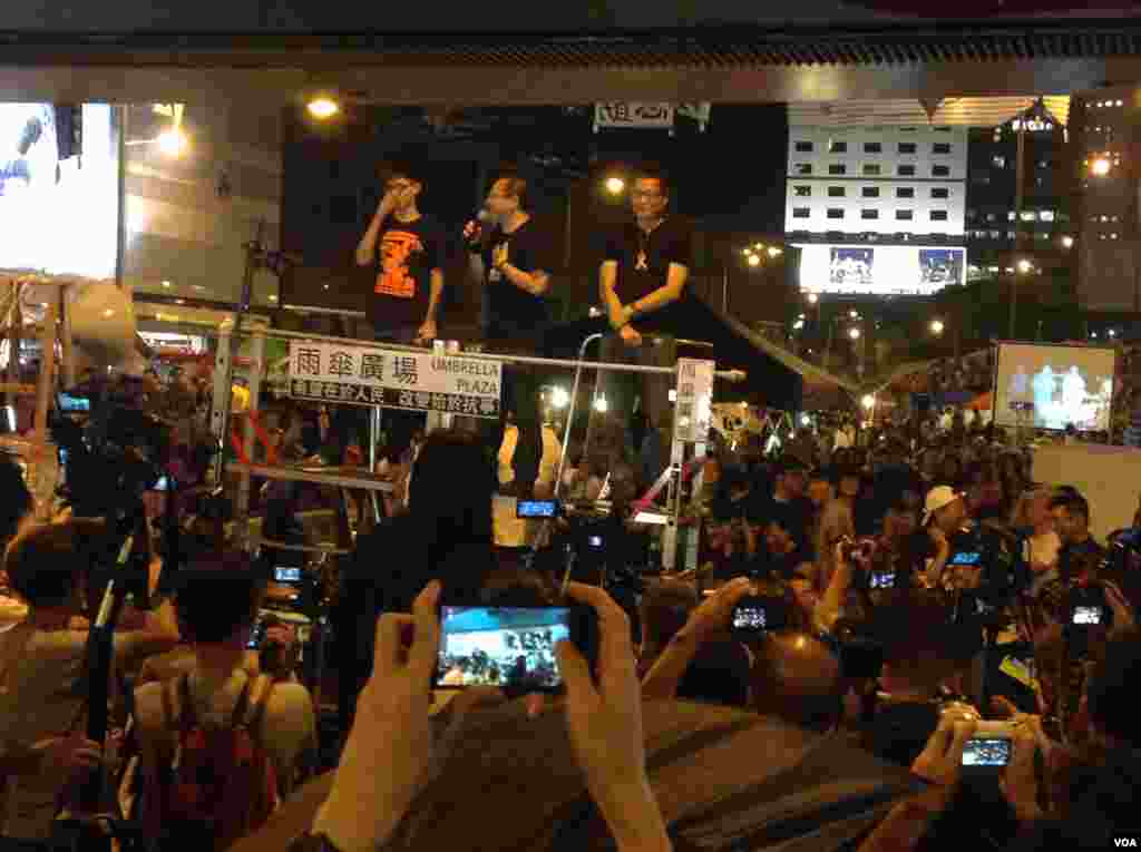 数以千计的学生和市民在金钟雨伞广场声援学联代表 (美国之音图片/海燕拍摄)
