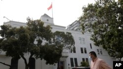 一名男子走過中國駐舊金山領事館前的街道 （2020年7月23日）