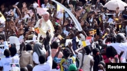 2015年11月28日在烏干達人們歡呼教宗方濟各的到來。
