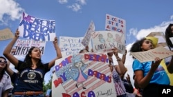 “幼年來美暫緩遞解行動（DACA）”的支持者今年9月在白宮前舉行示威