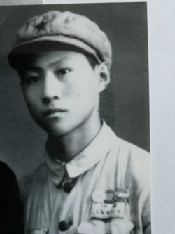 王西麟在军乐团开始学习音乐。（摄于1952年，王西麟提供照片）