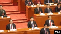 中国全国人大常委会委员长张德江（下方站立致辞者）3月5日在十二届全国人大四次会议第二次会议开幕式上（美国之音金子莹拍摄）