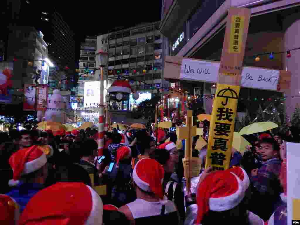 數百人參與平安夜銅鑼灣報佳音活動