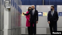 拜登總統參觀輝瑞公司在密歇根州卡拉馬祖的新冠病毒疫苗生產廠。 (2021年2月19日)