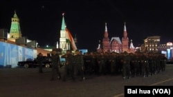 中国增加在塔吉克斯坦的安全存在也将牵涉俄罗斯。2015年5月红场阅兵彩排时的塔吉克军队。中国军队当时也首次参加了红场阅兵。（美国之音白桦摄）