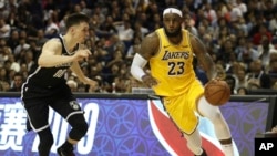 2019年10月10日，洛杉磯湖人隊在上海同布魯克林籃網隊比賽中。