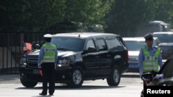 美中經貿磋商結束後，美國官員乘車離開美國駐華使館(2018年5月4日路透社)