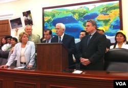 2013年7月24日美国众议院议员沃尔夫（中间）在国会召开的记者会上发言 。（美国之音陈怡拍摄）