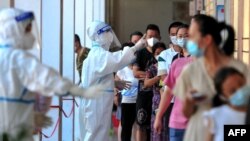 資料照片：中國福建省莆田仙遊縣的居民排隊接受新冠核酸檢測。 （2021年9月13日）