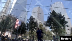 行人走过美国911纪念馆