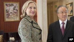 希拉里.克林頓(左)與戴秉國(右)7月25日在深圳舉行會談