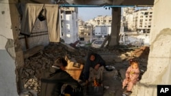 2025年3月9日，在加沙城以西，流離失所的巴勒斯坦人在聯合國近東巴勒斯坦難民救濟和工程處經營的一所學校在喝茶。