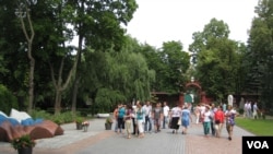 莫斯科新圣母公墓，左侧为叶利钦墓。(美国之音白桦拍摄)