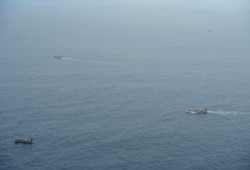 厄瓜多尔海军在加拉帕戈斯群岛附近的太平洋海域上监视一支大多插着中国国旗的渔船船队。（2020年8月7日）