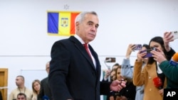 羅馬尼亞獨立候選人卡林·喬治斯庫在議會選舉中投票。(2024年12月1日)