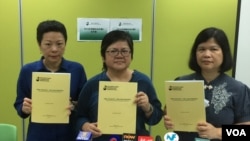 香港記協副主席任美貞（左起）、主席岑倚蘭及年報編輯麥燕庭(美國之音海彥拍攝)