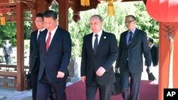 在北京的 “一帶一路”國際合作高峰論壇開幕式前，中國主席習近平和俄羅斯總統普京走在一起（2017年5月14日）