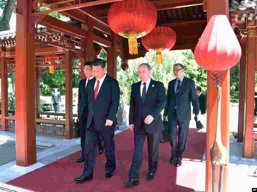 在北京的 &ldquo;一带一路&rdquo;国际合作高峰论坛开幕式前，中国国家主席习近平和俄罗斯总统普京走在一起（2017年5月14日）。俄罗斯人2018年3月18日投票选举总统，预计普京将赢得又一个6年任期。