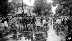 按照《日内瓦公约》规定，越南共产党的主力部队开进古都河内（1954年10月9日）