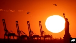 纽约自由女神遥望新泽西州的一个港口。（2022年11月20日）