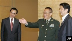 在2007年擔任中國駐日大使的王毅(圖左)帶領中國官員會見當時的日本首相安倍晉三(資料圖片)