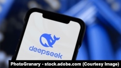 资料照片：在手机上安装的中国人工智能应用DeepSeek