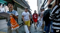 中國大陸游客在香港採購。（美聯社資料圖）