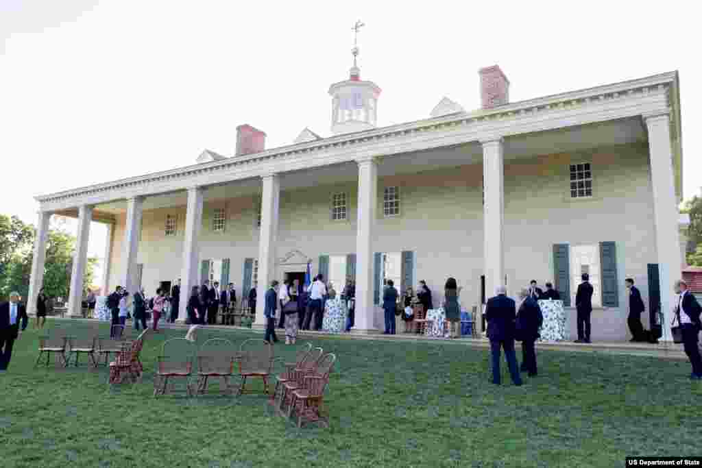 弗农山庄美中战略与经济对话开幕晚宴会场外面