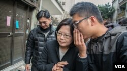 民進黨主席蔡英文（中）聽取幕僚意見。（2015年3月18日，美國之音記者方正拍攝）