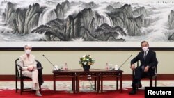 美國副國務卿謝爾曼在天津與中國外長王毅會面。 （2021年7月26日）